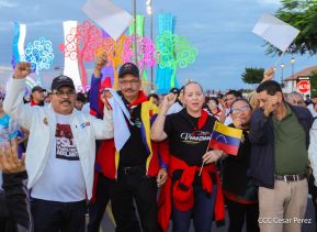 Jóvenes nicaragüenses rinden homenaje a Simón Bolívar con caminata y concierto en Managua