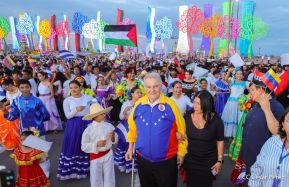 Jóvenes nicaragüenses rinden homenaje a Simón Bolívar con caminata y concierto en Managua