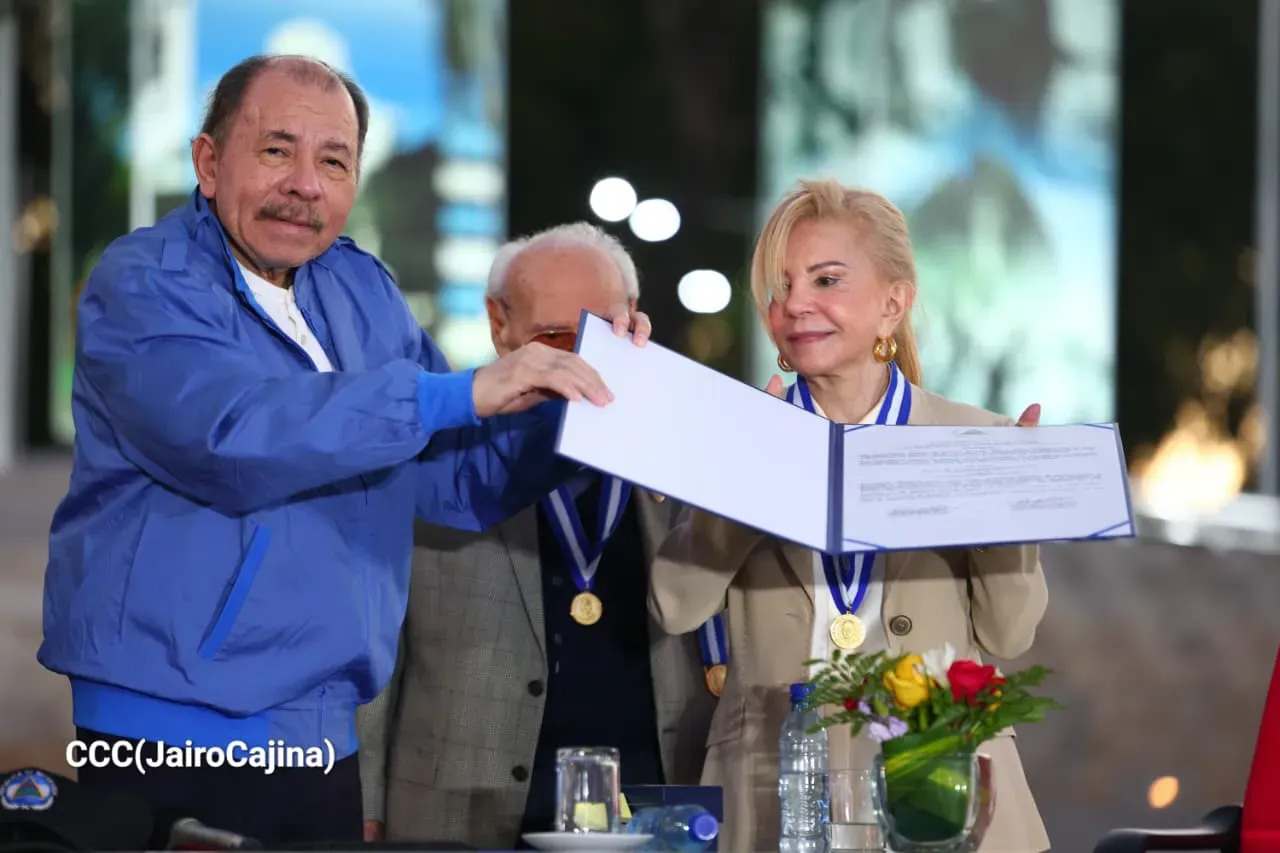 Entrega de primera Medalla de Reconciliación y Paz Cardenal Miguel Obando