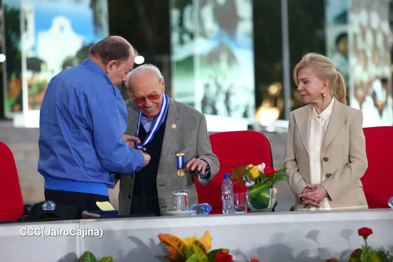 Entrega de primera Medalla de Reconciliación y Paz Cardenal Miguel Obando