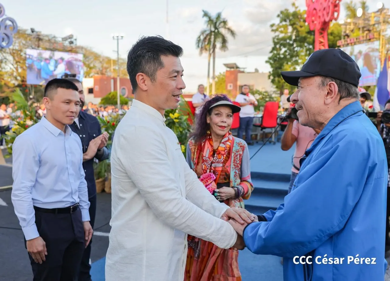 Cooperativas de Nicaragua reciben nuevas unidades de autobuses y microbuses de China