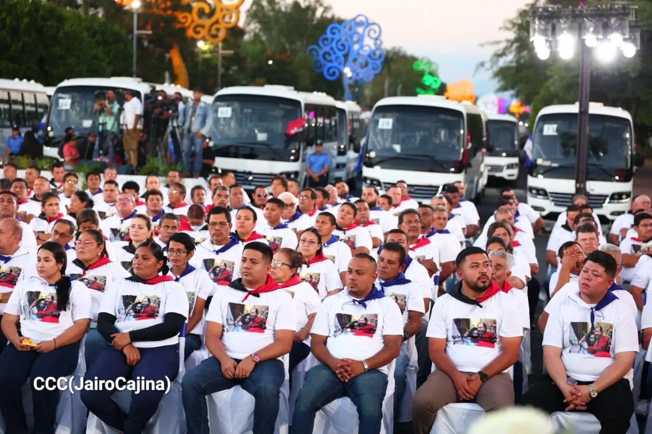 Cooperativas de Nicaragua reciben nuevas unidades de autobuses y microbuses de China