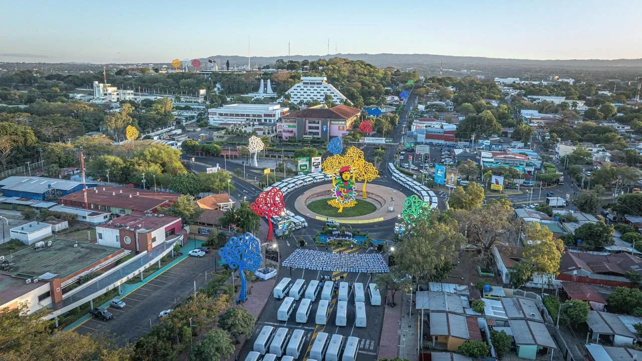 Cooperativas de Nicaragua reciben nuevas unidades de autobuses y microbuses de China