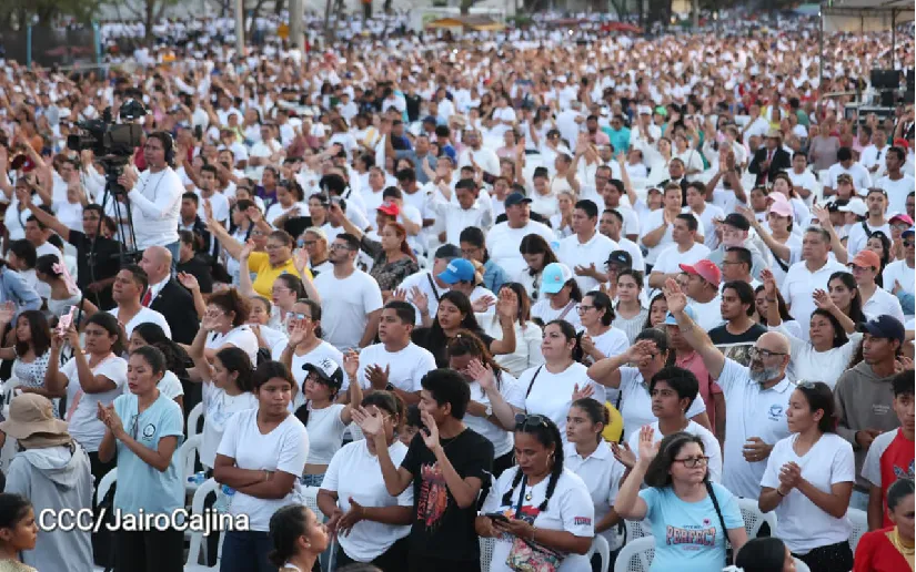 Familias celebran la Paz con culto en Plaza La Biblia