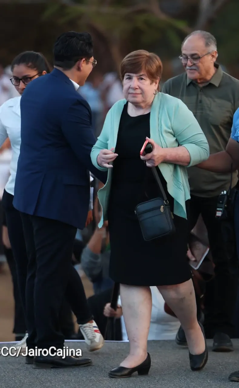 Familias celebran la Paz con culto en Plaza La Biblia