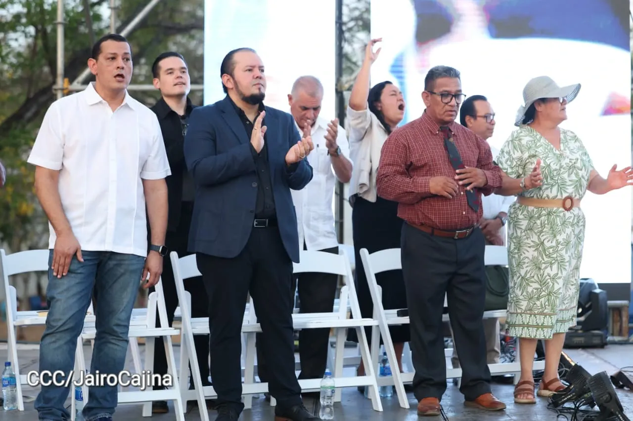 Familias celebran la Paz con culto en Plaza La Biblia