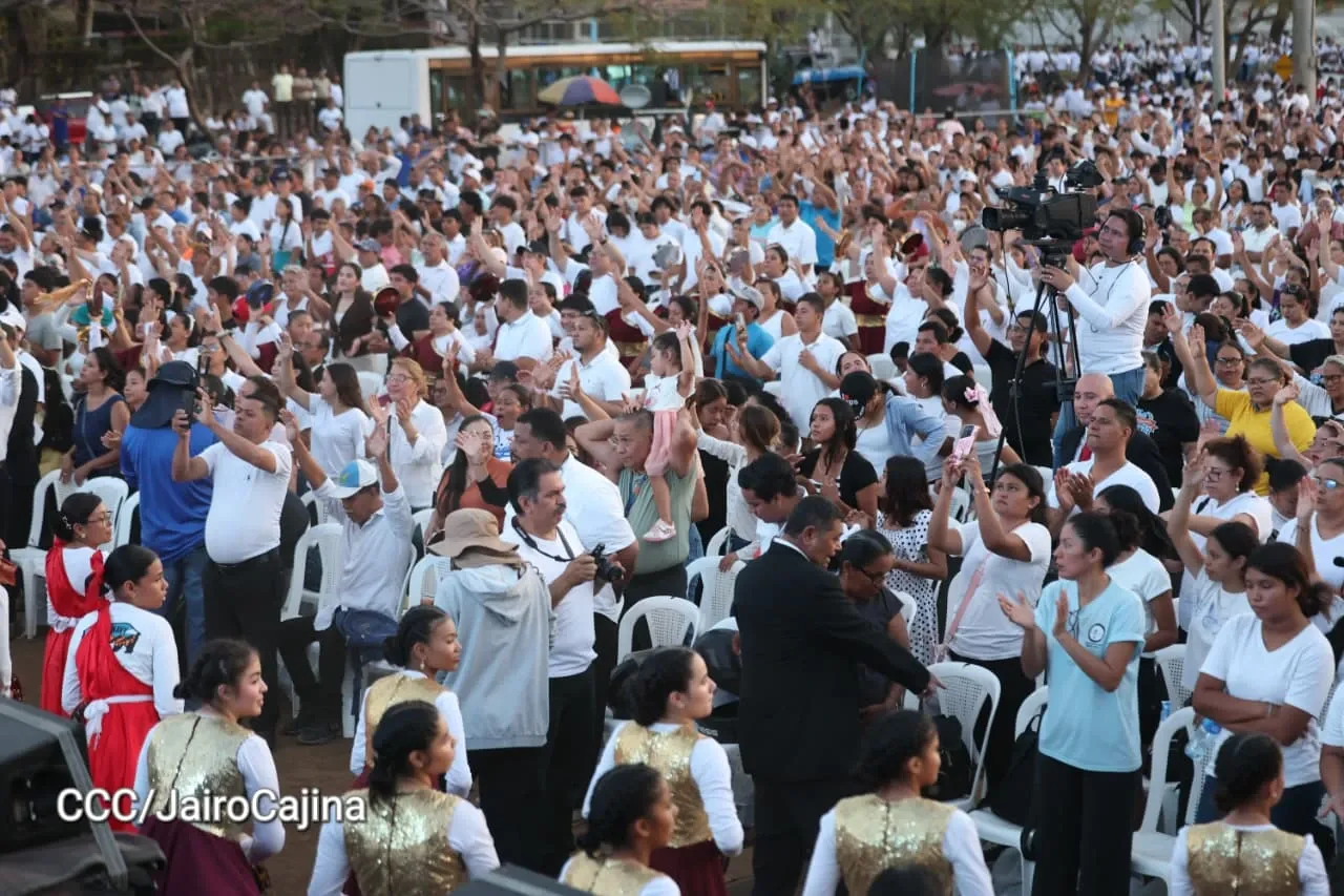 Familias celebran la Paz con culto en Plaza La Biblia