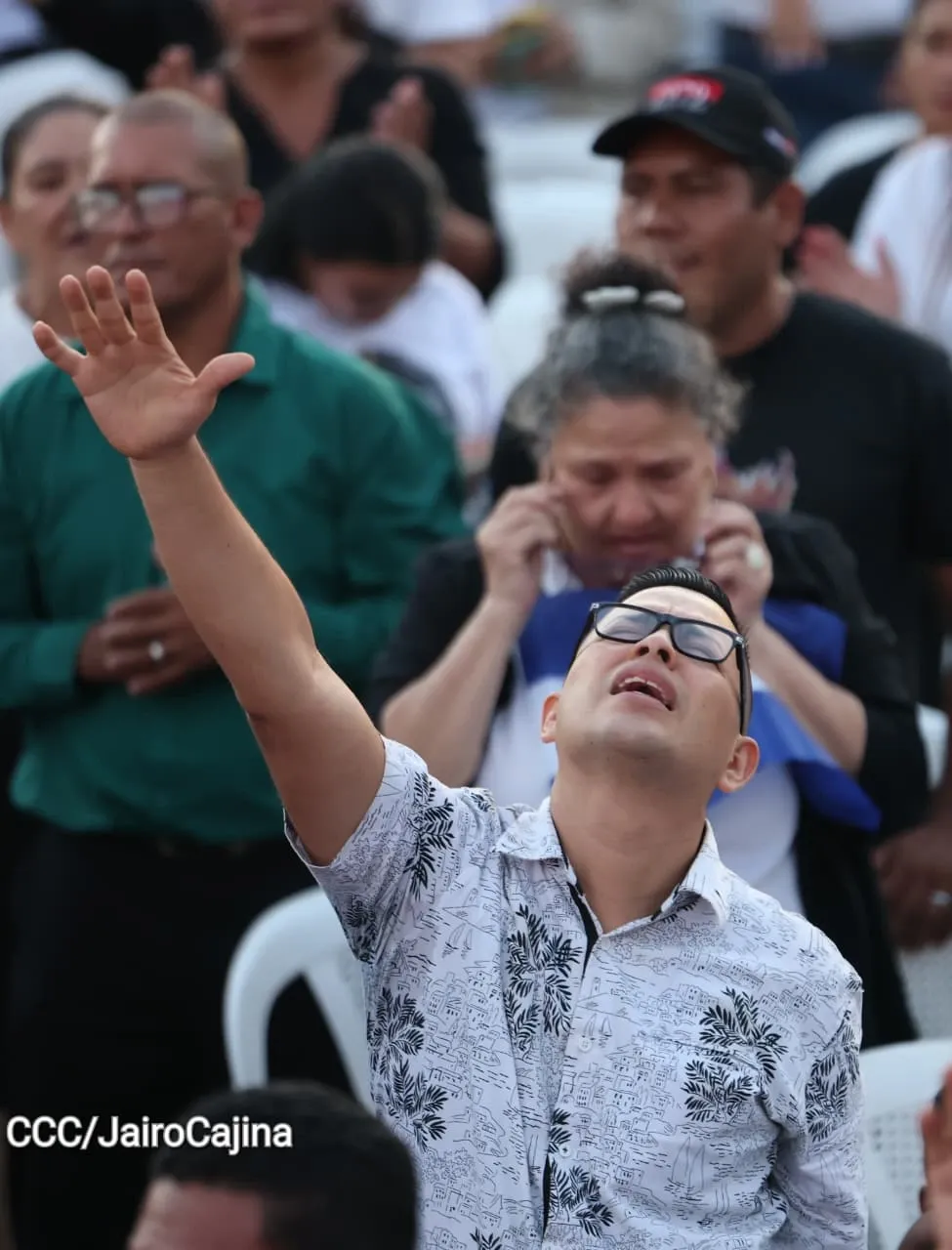 Familias celebran la Paz con culto en Plaza La Biblia