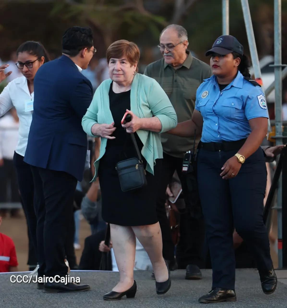 Familias celebran la Paz con culto en Plaza La Biblia