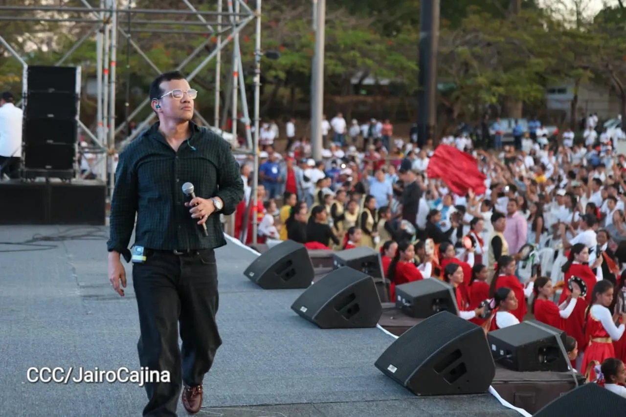 Familias celebran la Paz con culto en Plaza La Biblia