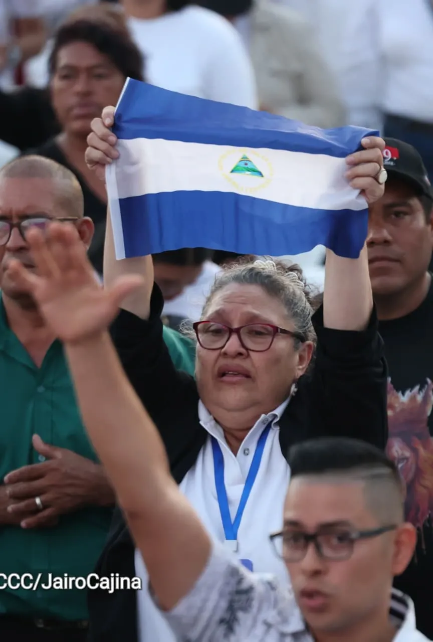 Familias celebran la Paz con culto en Plaza La Biblia