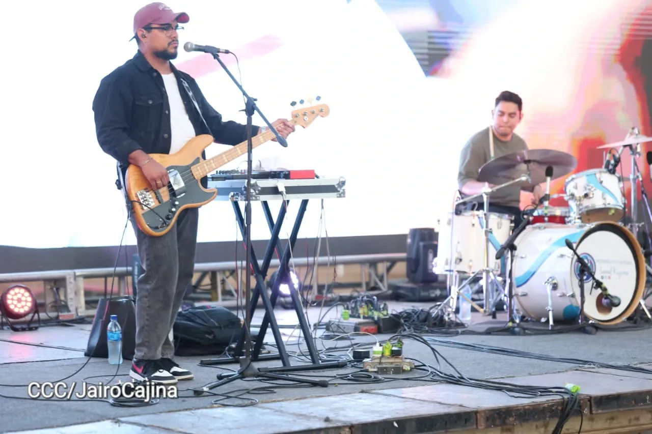 Familias celebran la Paz con culto en Plaza La Biblia