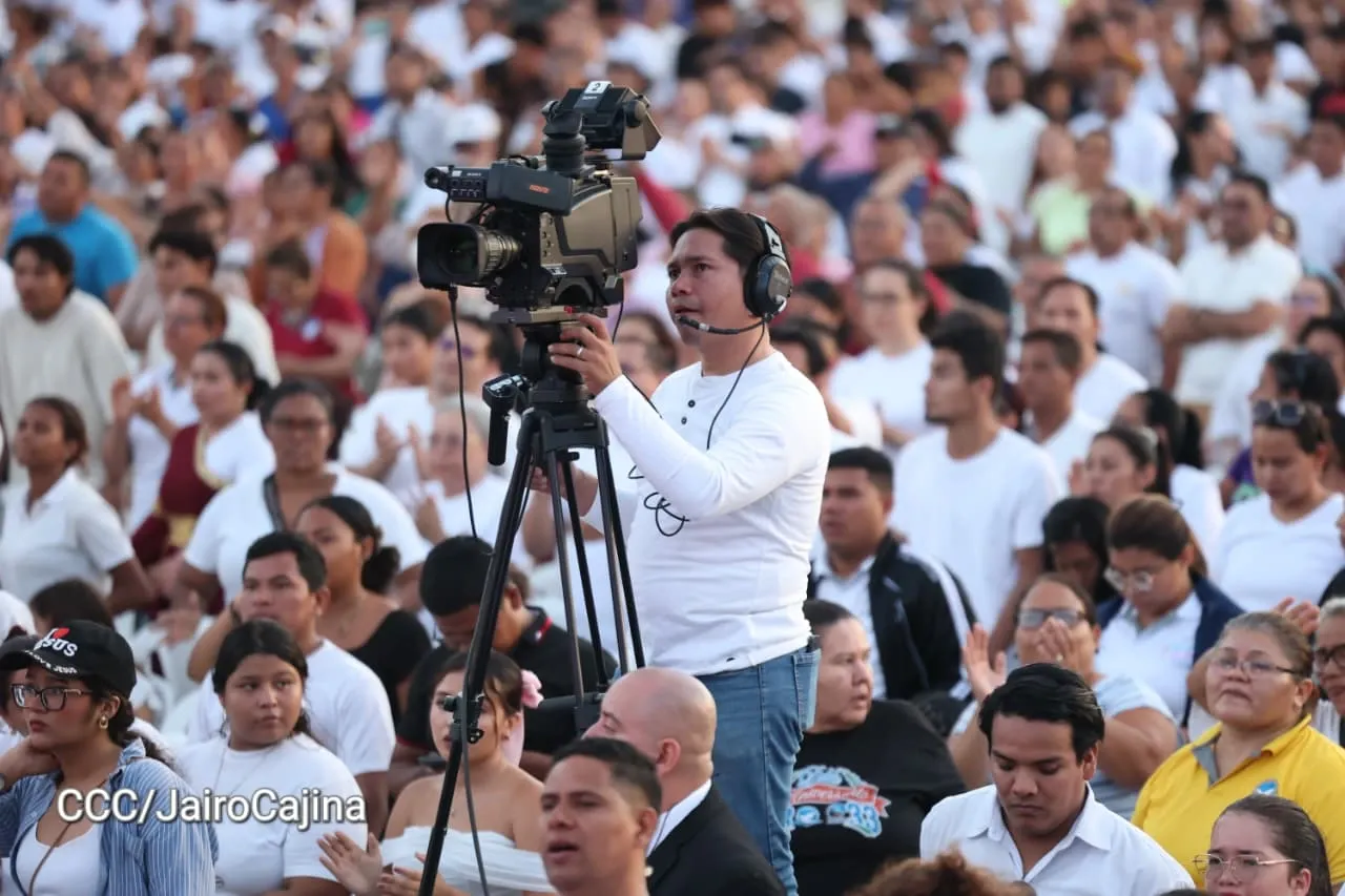 Familias celebran la Paz con culto en Plaza La Biblia