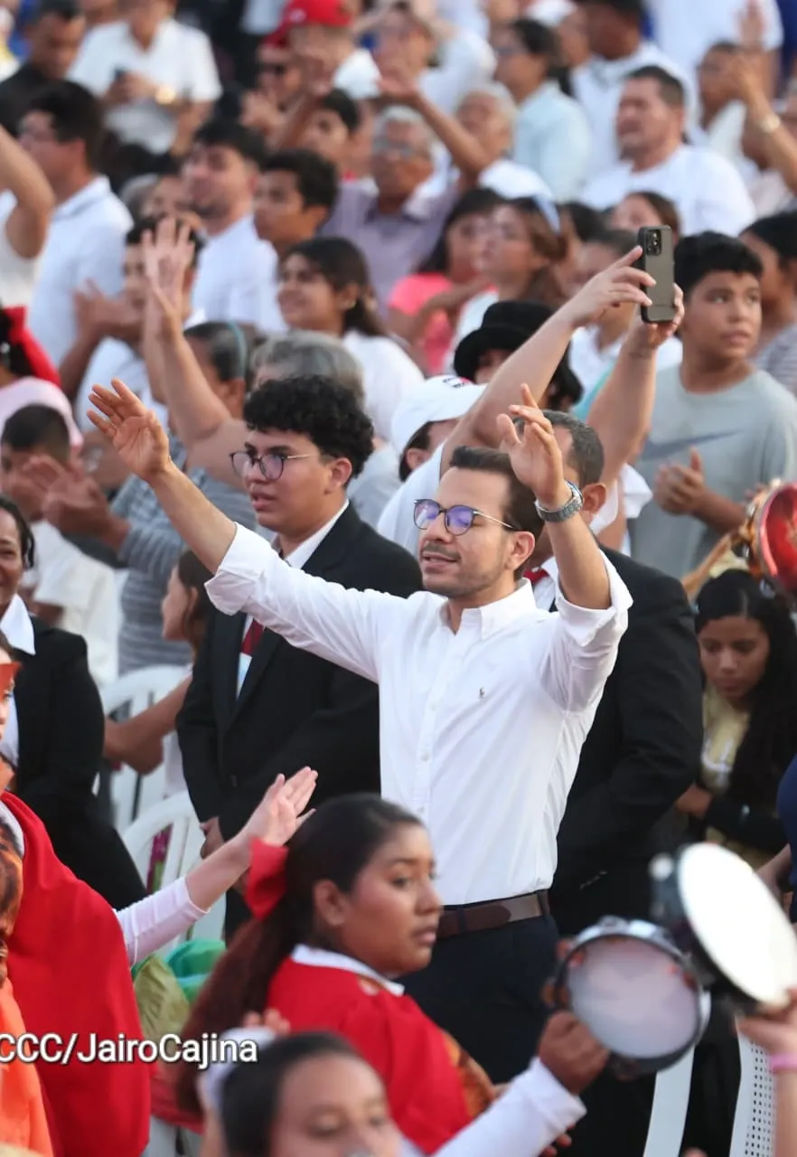 Familias celebran la Paz con culto en Plaza La Biblia