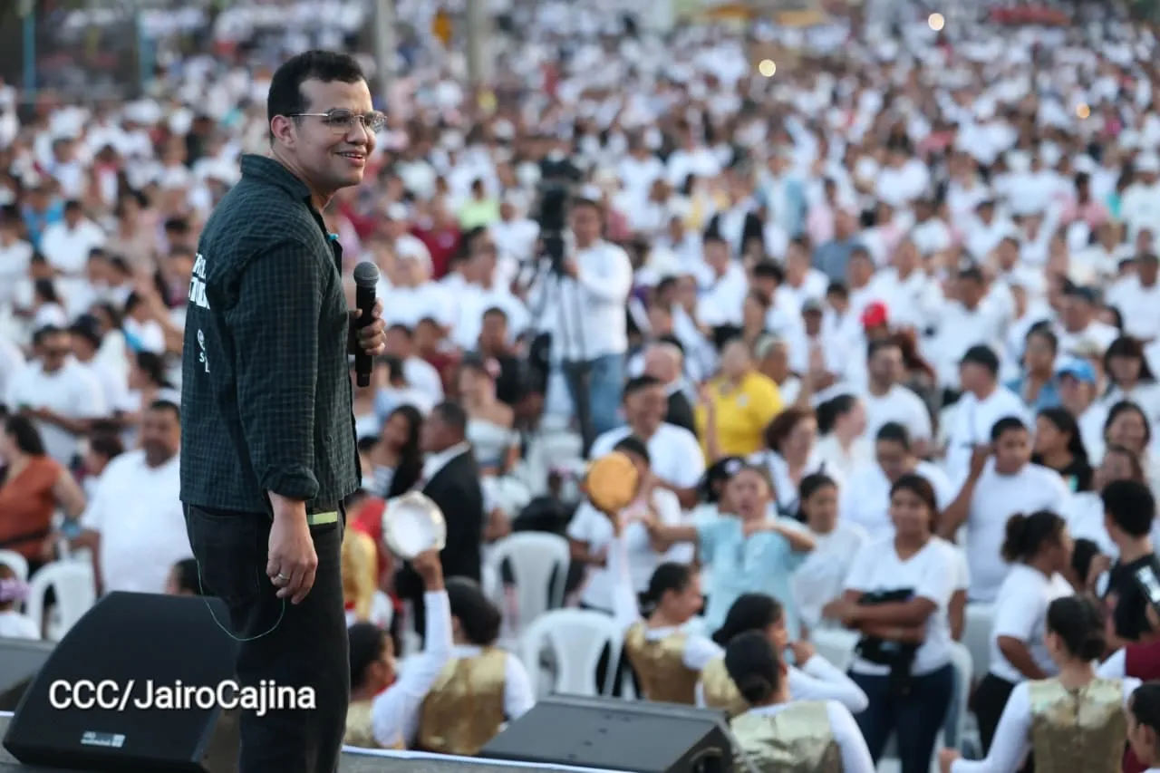 Familias celebran la Paz con culto en Plaza La Biblia