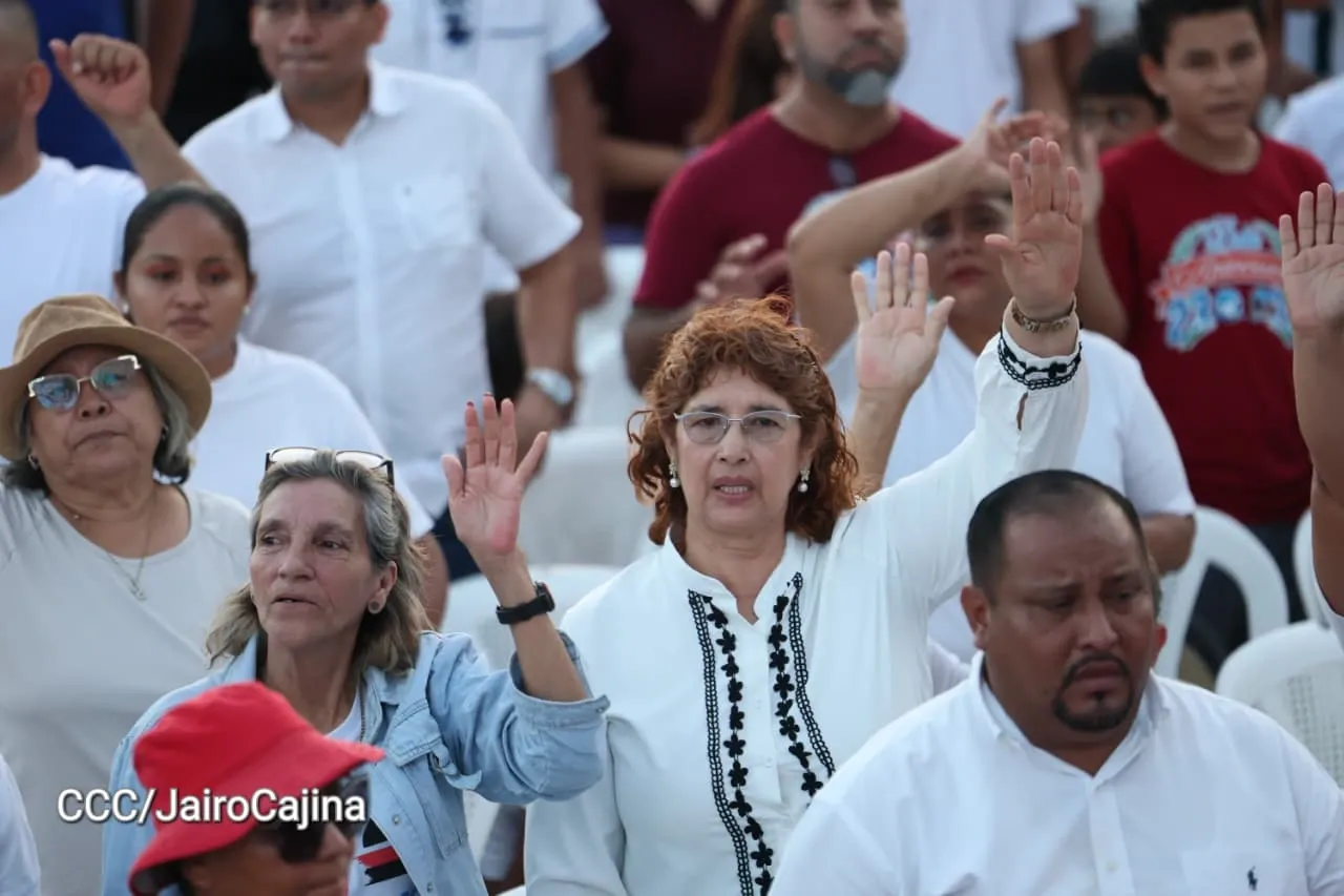 Familias celebran la Paz con culto en Plaza La Biblia