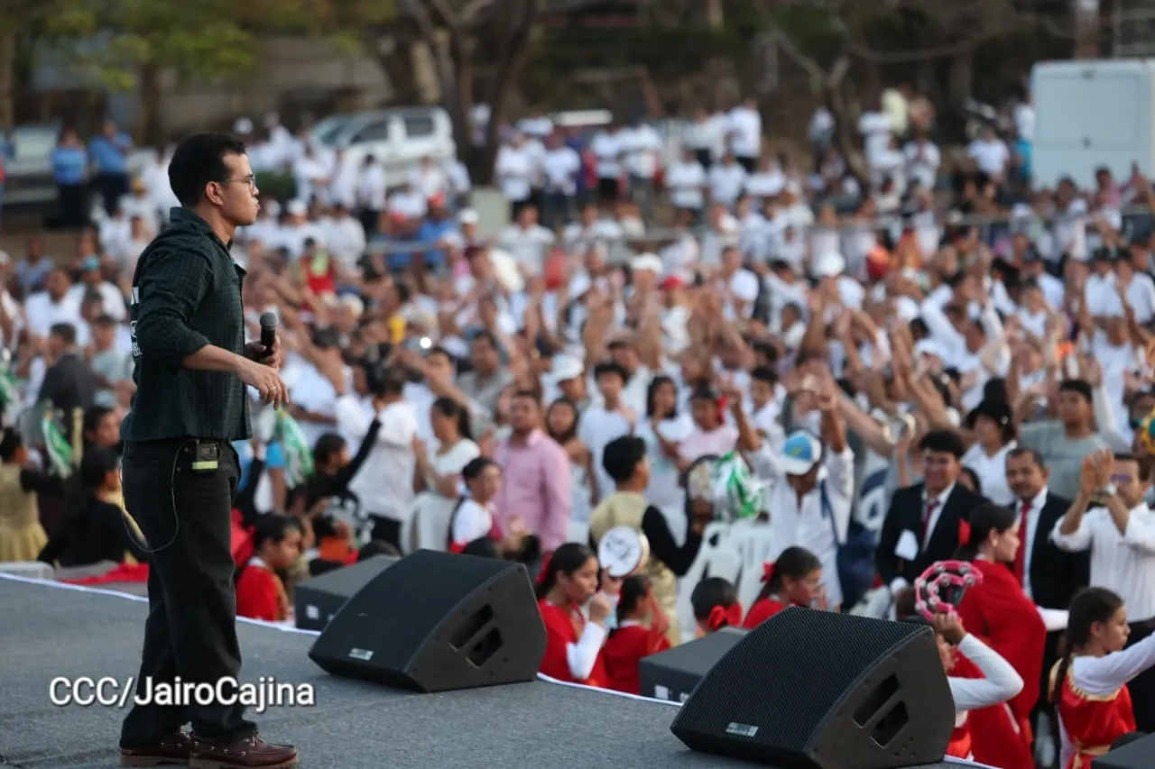 Familias celebran la Paz con culto en Plaza La Biblia
