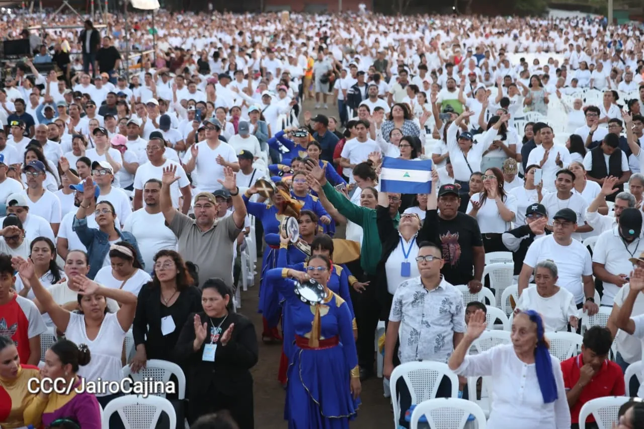 Familias celebran la Paz con culto en Plaza La Biblia