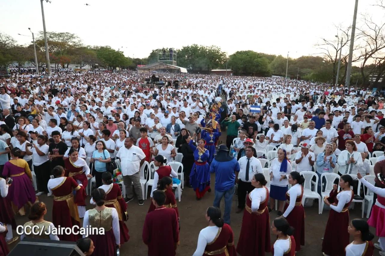 Familias celebran la Paz con culto en Plaza La Biblia