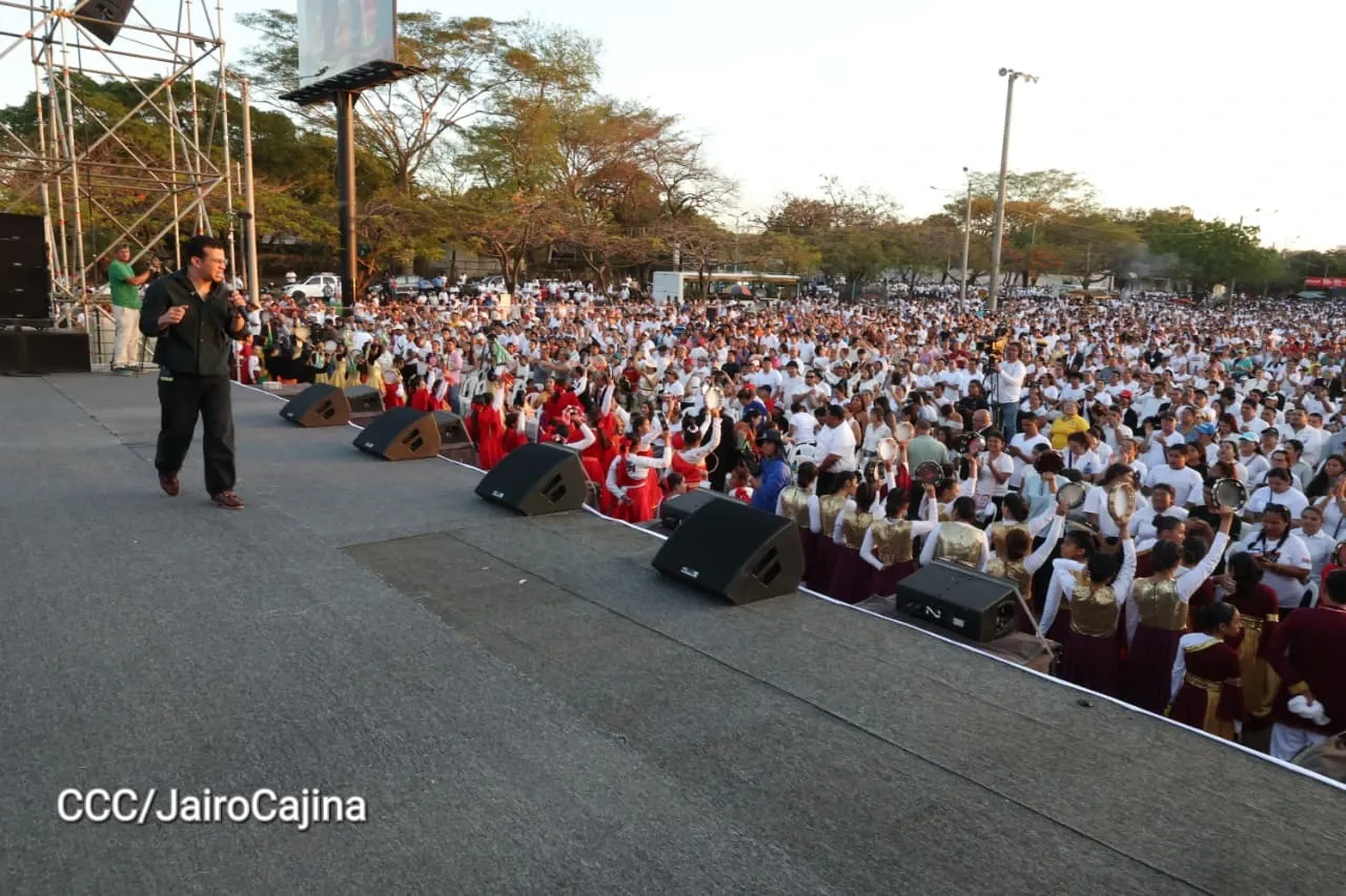 Familias celebran la Paz con culto en Plaza La Biblia