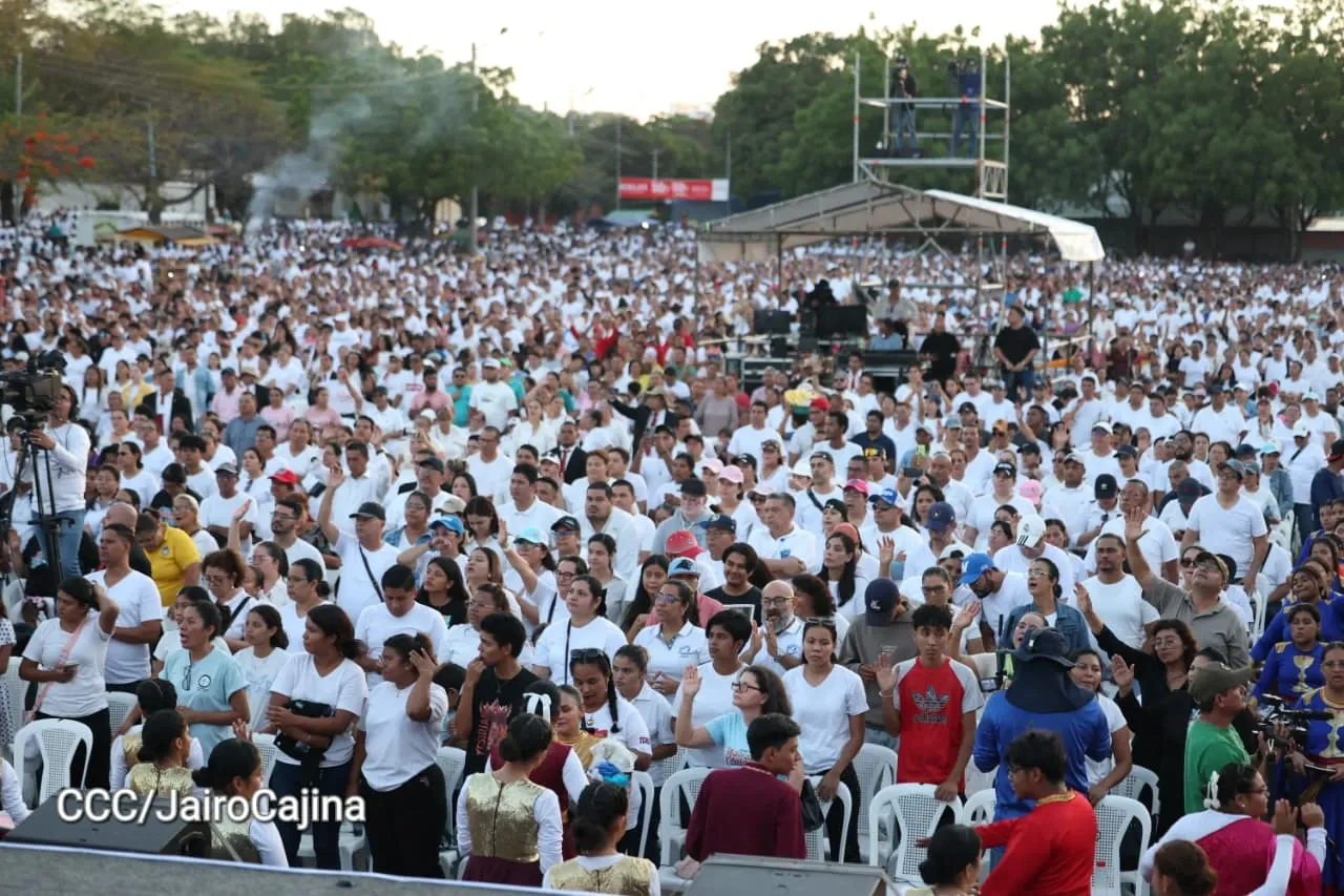 Familias celebran la Paz con culto en Plaza La Biblia