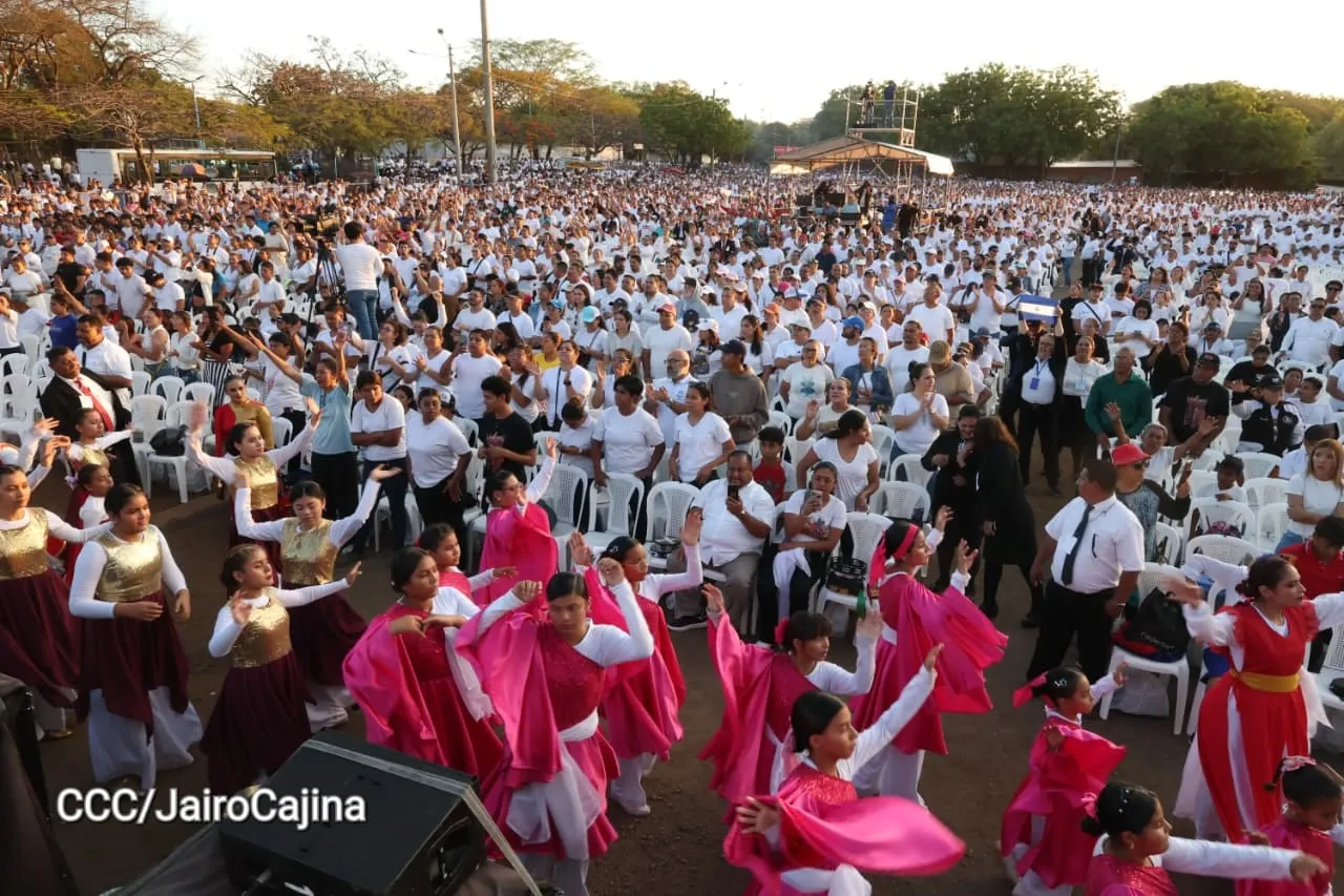 Familias celebran la Paz con culto en Plaza La Biblia