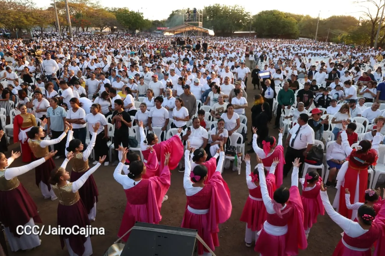 Familias celebran la Paz con culto en Plaza La Biblia