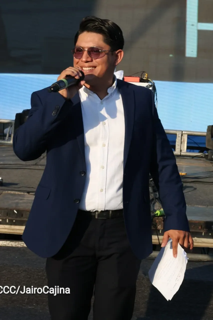 Familias celebran la Paz con culto en Plaza La Biblia