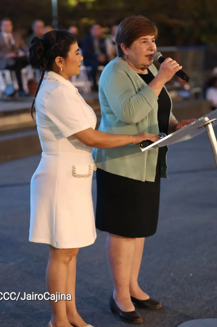 Familias celebran la Paz con culto en Plaza La Biblia