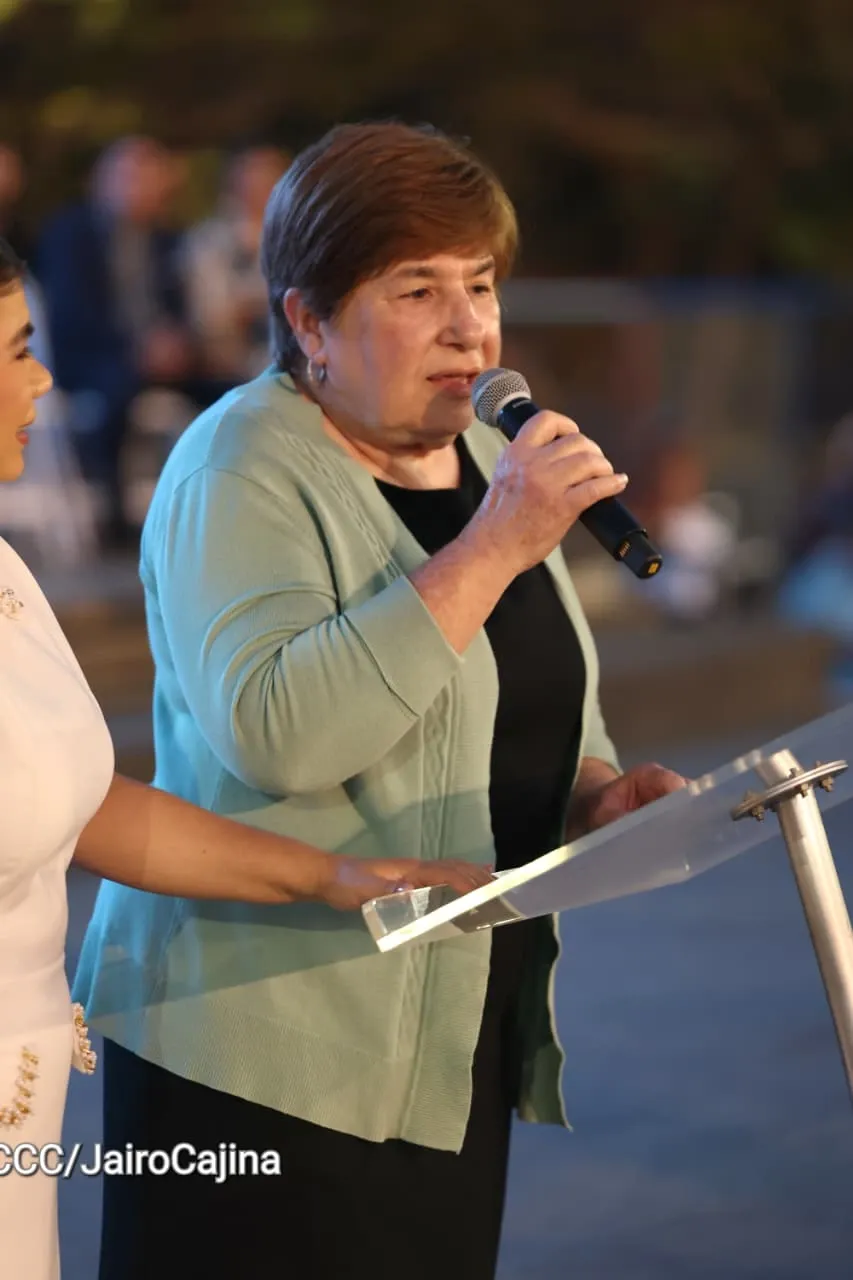 Familias celebran la Paz con culto en Plaza La Biblia