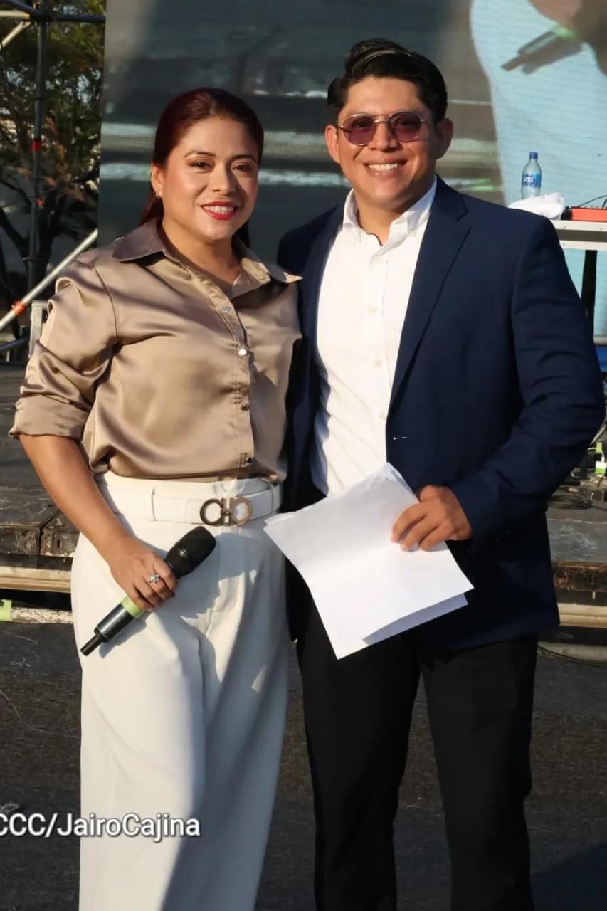 Familias celebran la Paz con culto en Plaza La Biblia