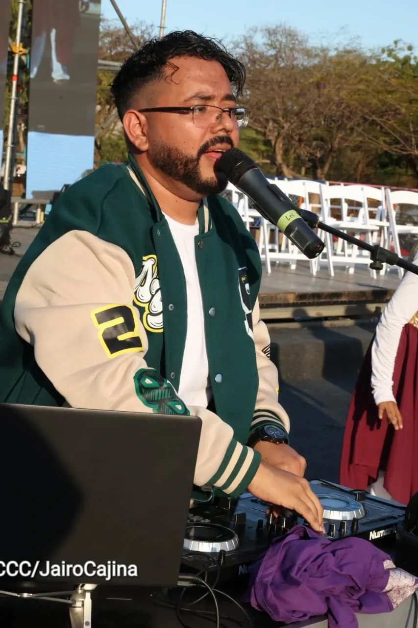 Familias celebran la Paz con culto en Plaza La Biblia