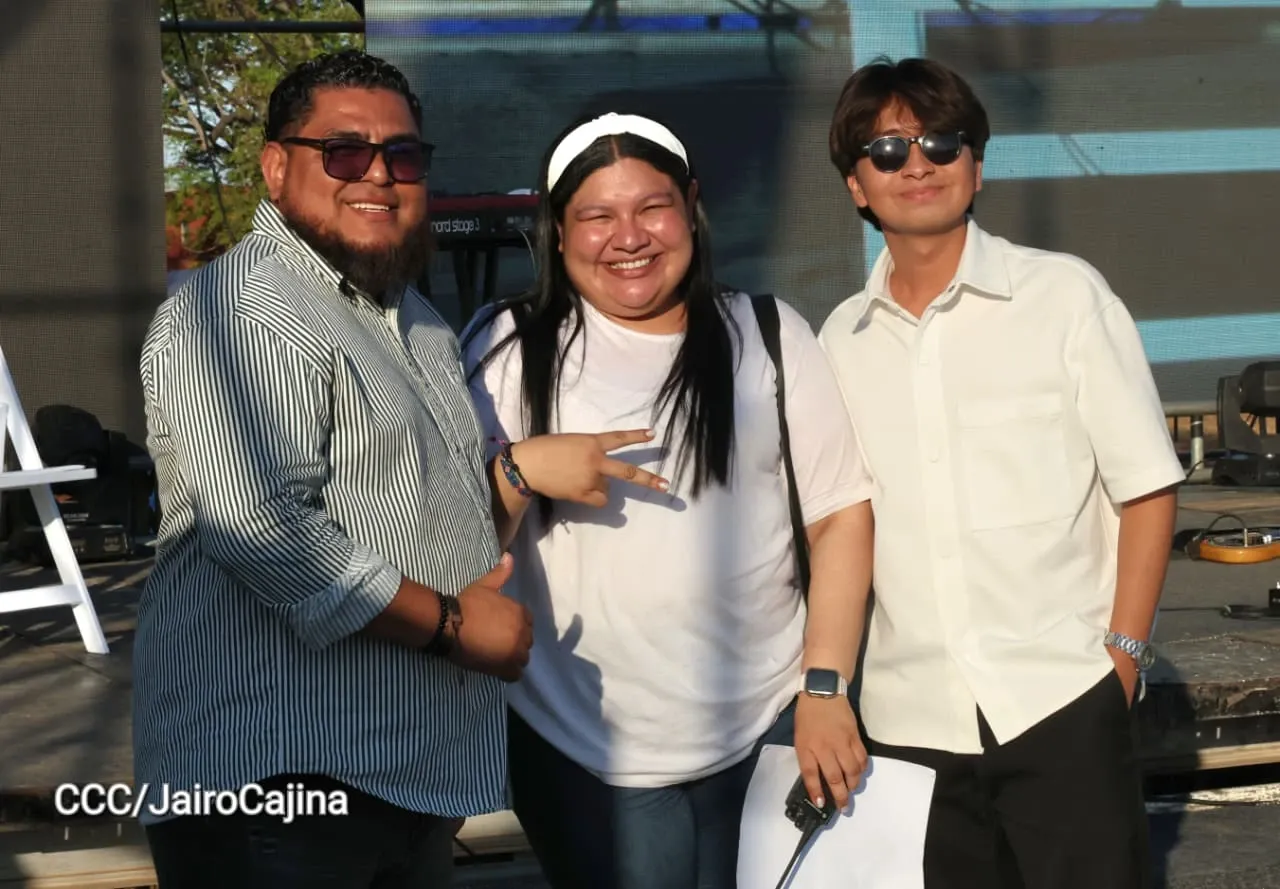 Familias celebran la Paz con culto en Plaza La Biblia