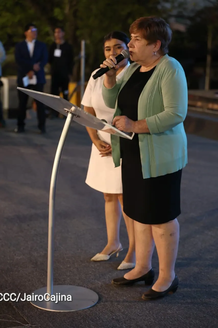 Familias celebran la Paz con culto en Plaza La Biblia