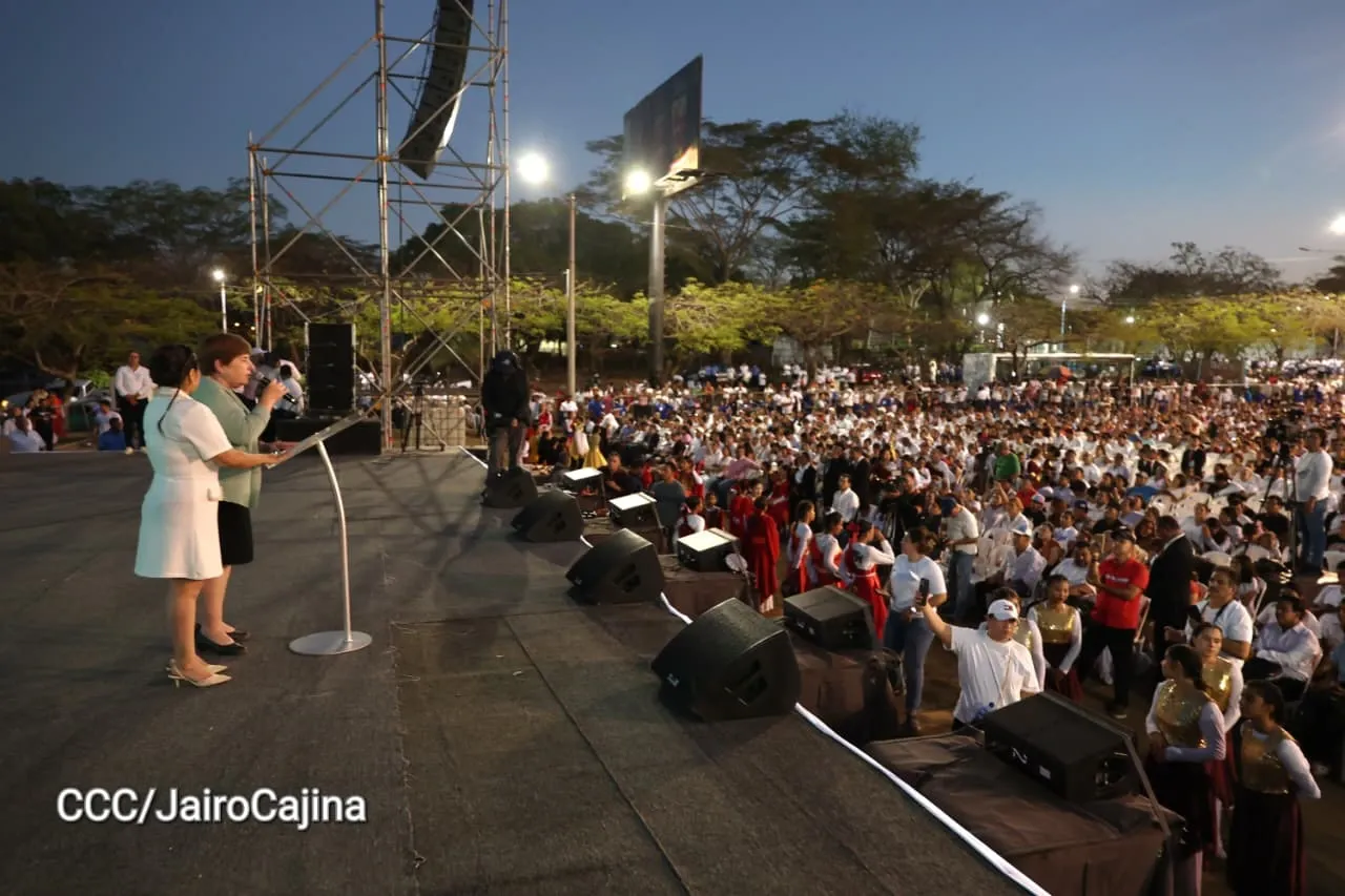 Familias celebran la Paz con culto en Plaza La Biblia