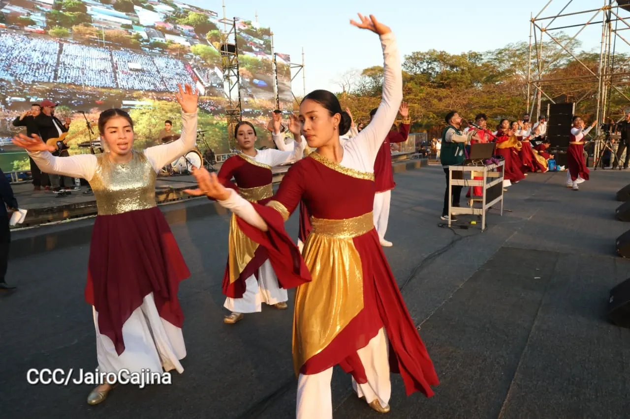 Familias celebran la Paz con culto en Plaza La Biblia