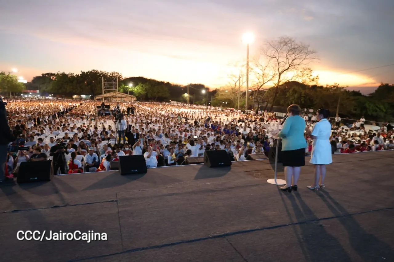 Familias celebran la Paz con culto en Plaza La Biblia