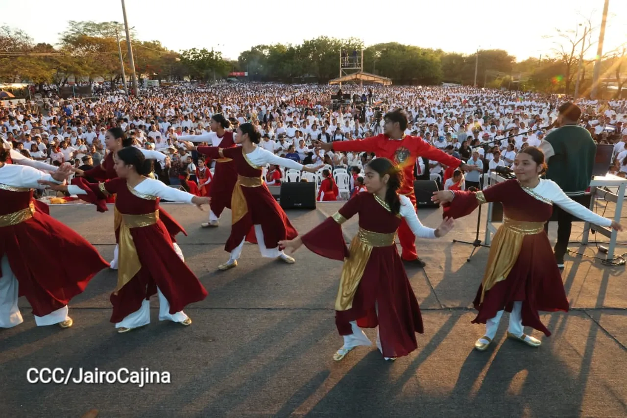 Familias celebran la Paz con culto en Plaza La Biblia