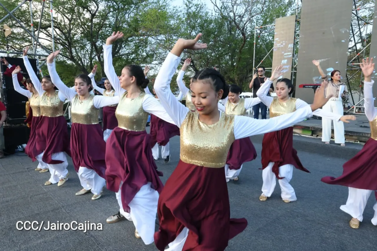 Familias celebran la Paz con culto en Plaza La Biblia