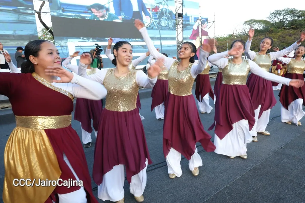 Familias celebran la Paz con culto en Plaza La Biblia