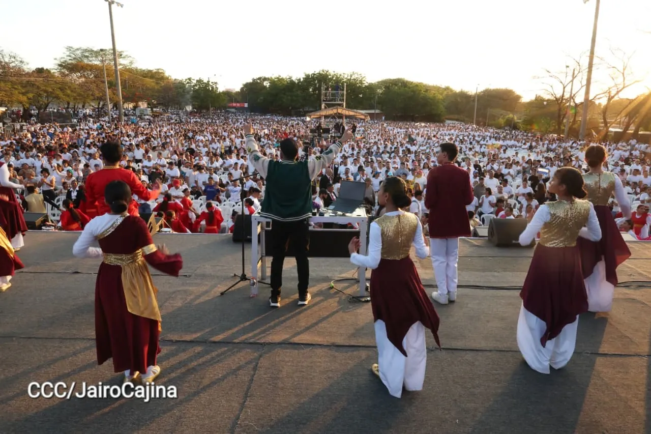 Familias celebran la Paz con culto en Plaza La Biblia