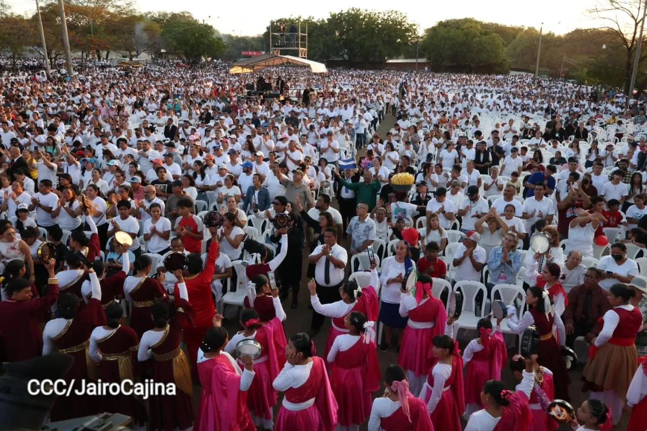 Familias celebran la Paz con culto en Plaza La Biblia