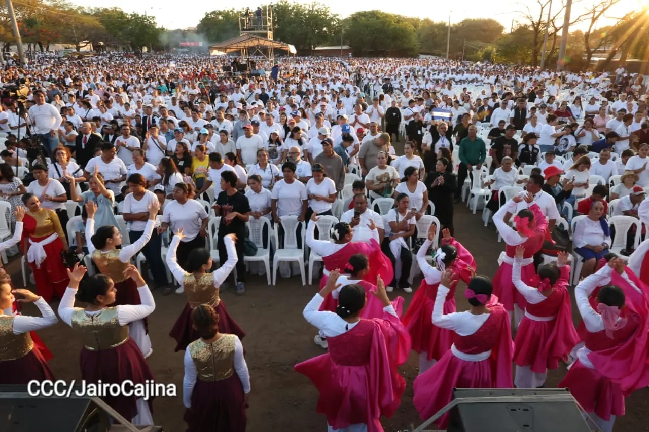 Familias celebran la Paz con culto en Plaza La Biblia