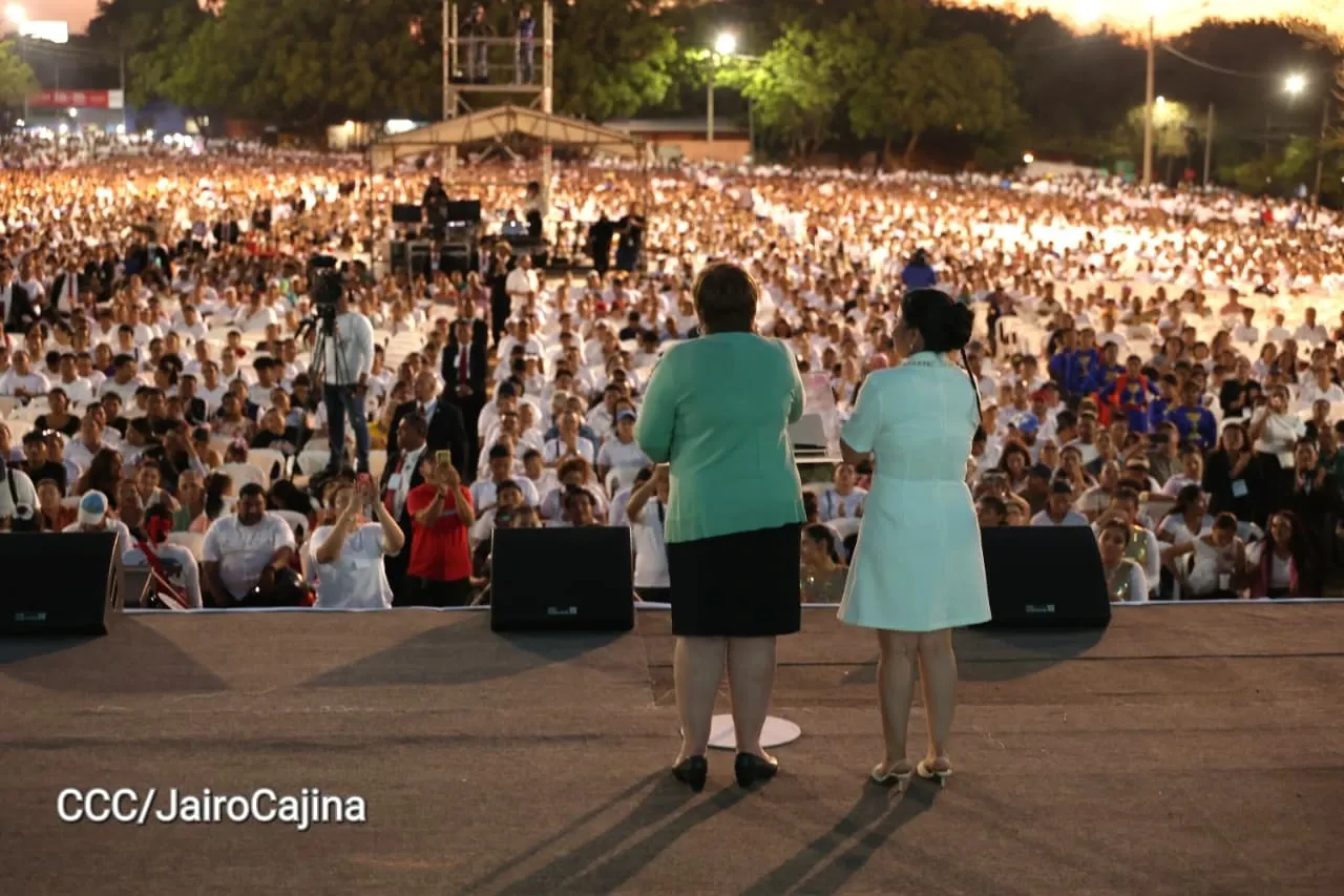Familias celebran la Paz con culto en Plaza La Biblia
