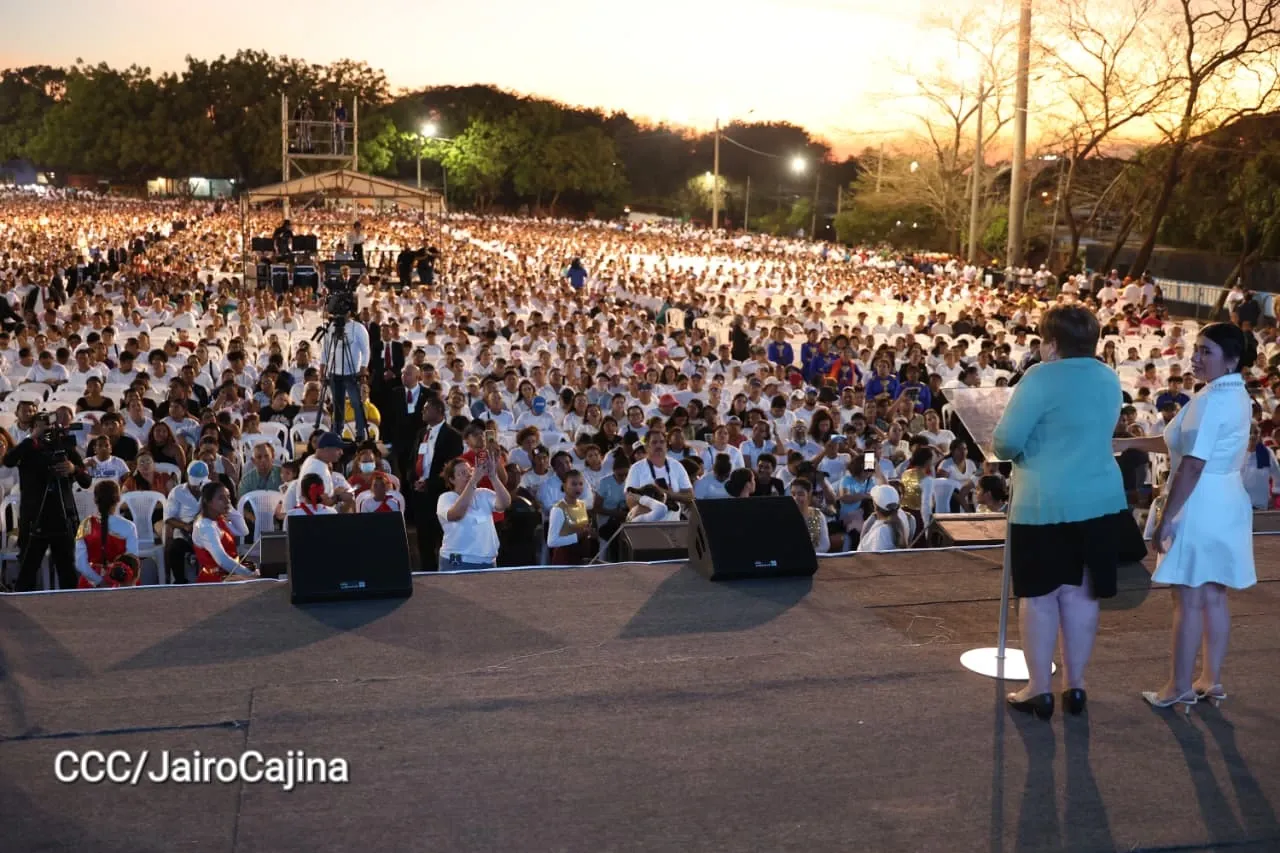Familias celebran la Paz con culto en Plaza La Biblia