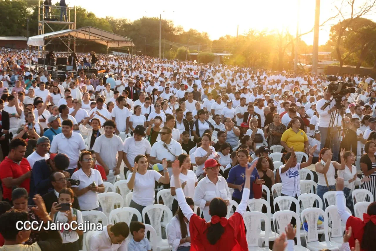 Familias celebran la Paz con culto en Plaza La Biblia