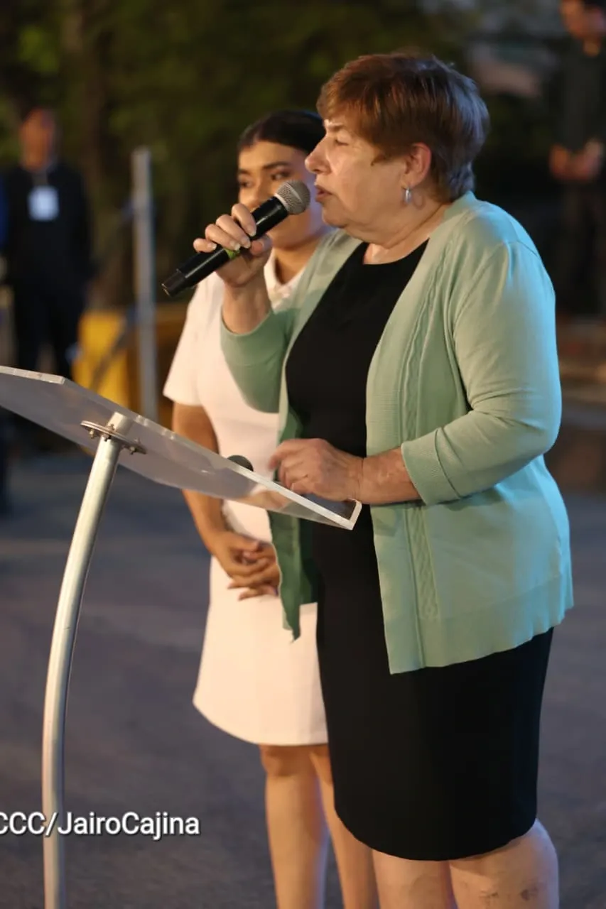 Familias celebran la Paz con culto en Plaza La Biblia