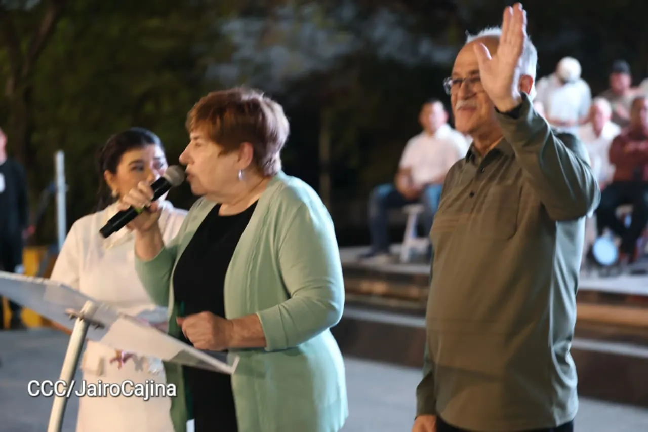 Familias celebran la Paz con culto en Plaza La Biblia