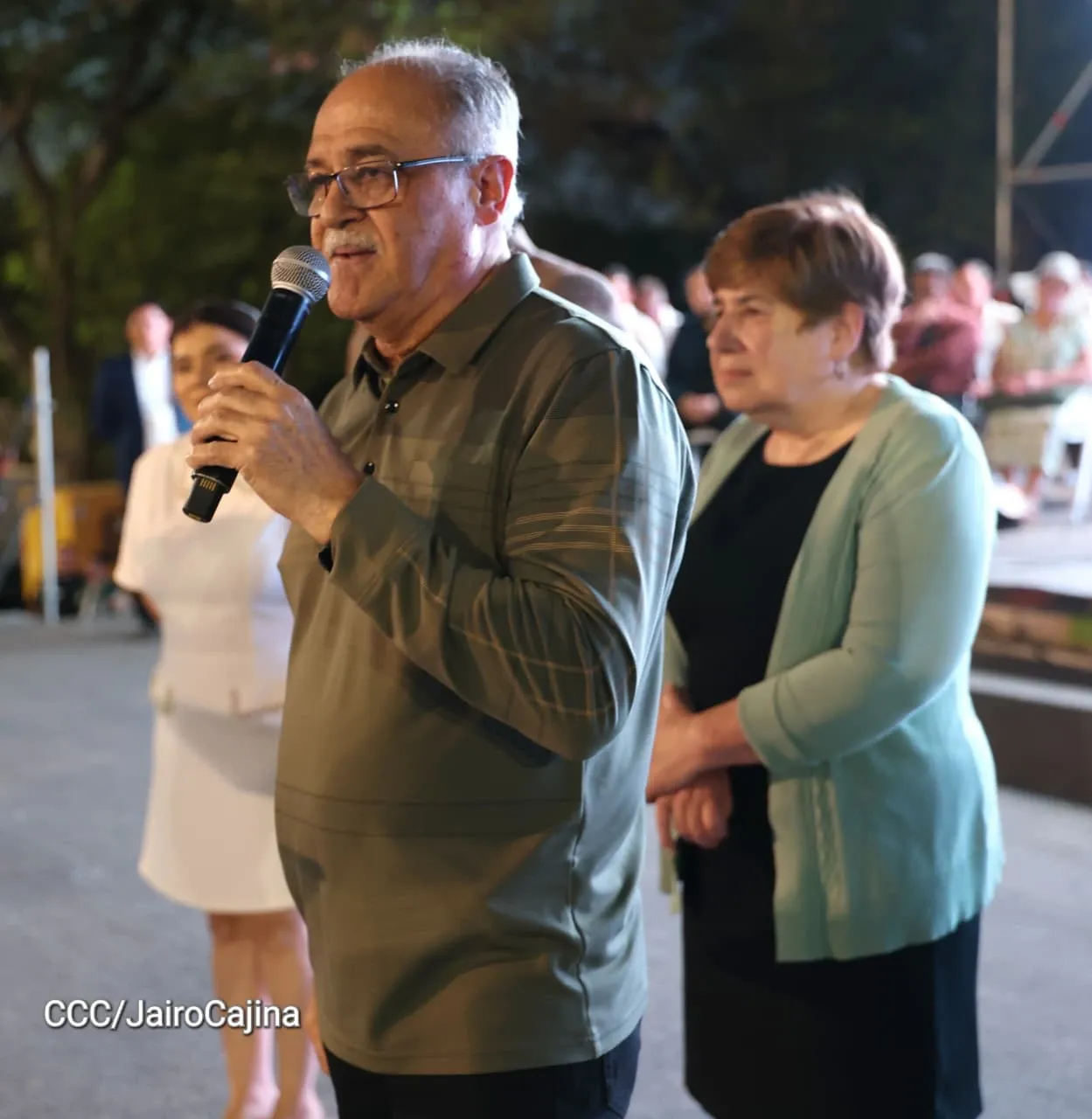 Familias celebran la Paz con culto en Plaza La Biblia