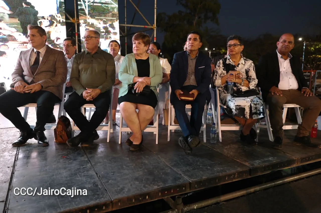 Familias celebran la Paz con culto en Plaza La Biblia